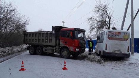 В Омске водитель грузовика без прав врезался в автобус: пострадали три пассажирки
