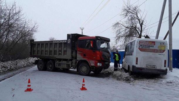 В Омске водитель грузовика без прав врезался в автобус: пострадали три пассажирки