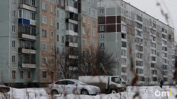 В Омске во дворе дома нашли одинокую шестилетнюю девочку