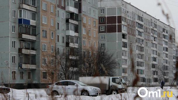 В Омске во дворе дома нашли одинокую шестилетнюю девочку