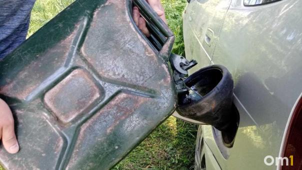 Неподалёку от Омска подешевели бензин и автомобили