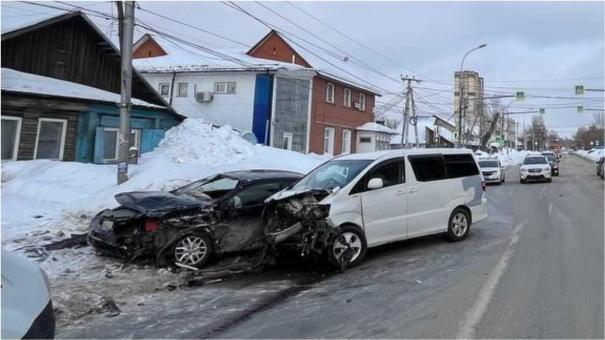 В Новосибирске Toyota вылетела на встречку: пострадали пять человек, включая двоих детей