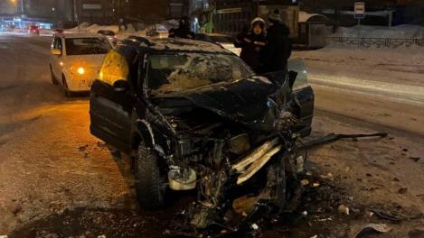 Subaru столкнулась с самосвалом на Чернышевском спуске в Новосибирске