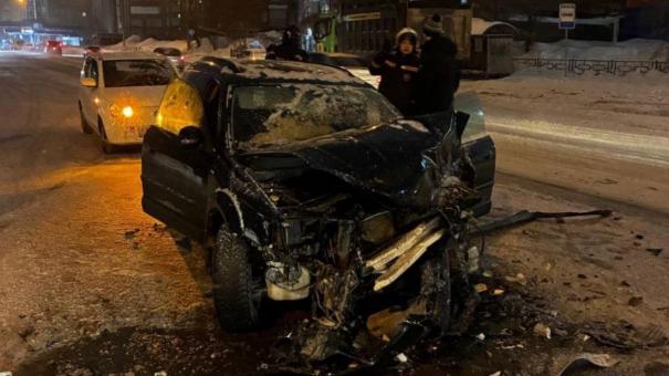 Subaru столкнулась с самосвалом на Чернышевском спуске в Новосибирске