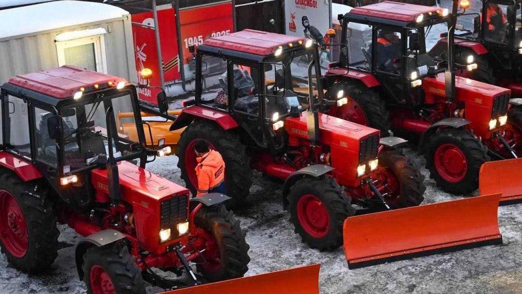 Губернатор Хоценко и мэр Шелест передали дорожникам 44 единицы новой техники