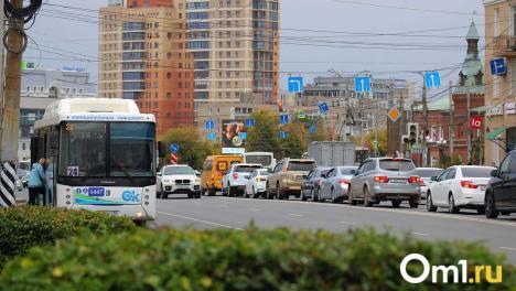 Пассажирам омских автобусов начнут показывать факты о русской литературе
