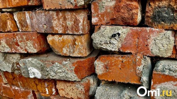 Опасность над головой: в новосибирской квартире рухнул потолок