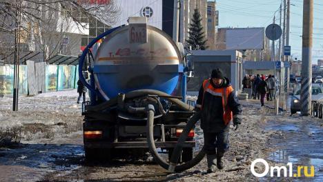 Мусоровозы Новосибирска массово застревают в снежной каше после потепления