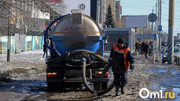 Мусоровозы Новосибирска массово застревают в снежной каше после потепления
