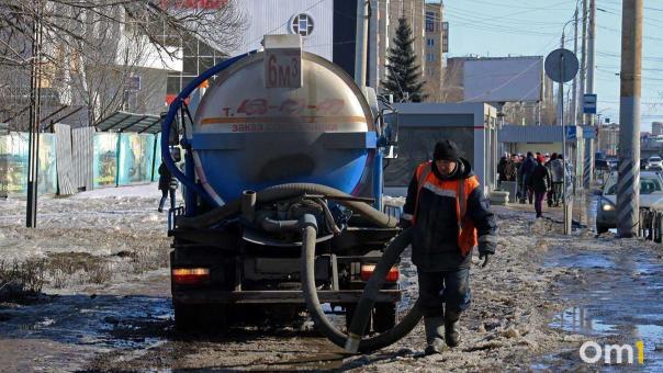 Сход снега с крыш угрожает новосибирцам из-за резкого потепления