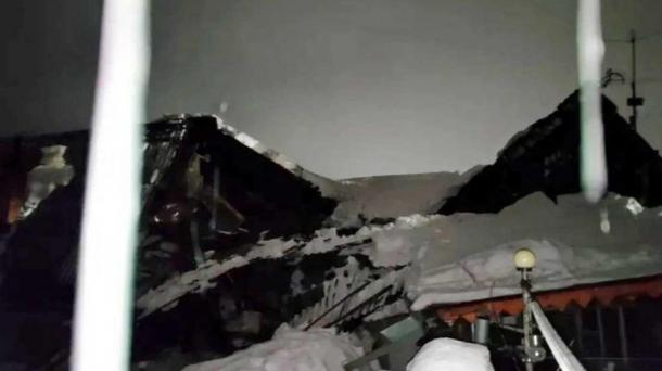 Крыша дома обрушилась из-за снега в Бердске