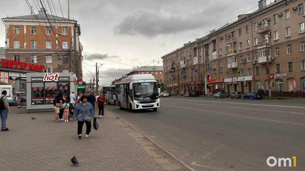 Омич разбил дверь остановки, чтобы погреться