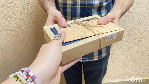 Жители Омска потратят на подарок к 14 февраля в среднем 4 000 рублей