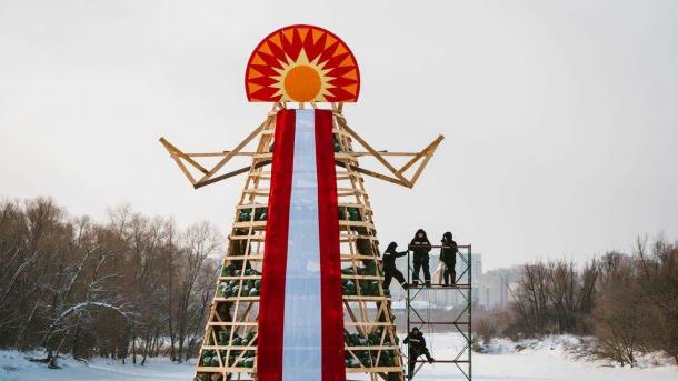 На «Зеленом острове» в Омске начали наряжать 16-метровое чучело Масленицы