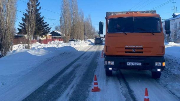 Водитель КамАЗа сбил 16-летнюю девушку в посёлке Иртышский