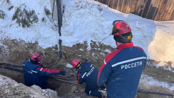 В Новосибирске энергетики экстренно восстанавливают свет: без электричества остались дома на Сухарной