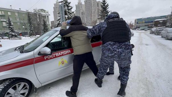 Взломал, но не успел: росгвардейцы задержали новосибирца, пытавшегося украсть деньги из банкомата