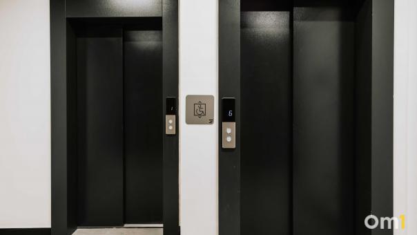 Омичей могут оштрафовать на крупную сумму за неправильное поведение в лифте