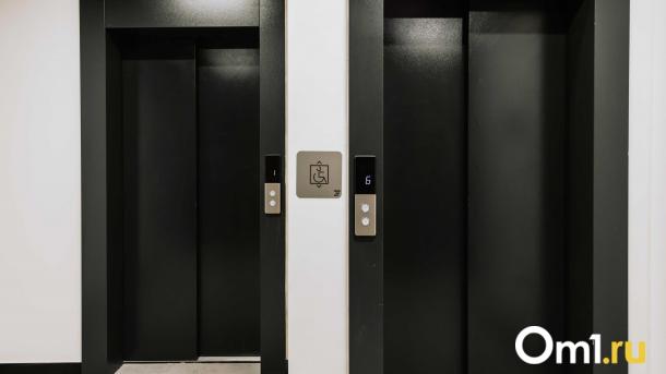 Омичей могут оштрафовать на крупную сумму за неправильное поведение в лифте
