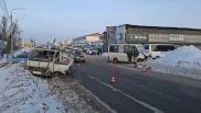 В Омске грузовик врезался в автобус с 18 пассажирами: пострадали трое