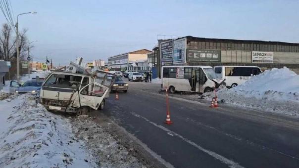 В Омске грузовик врезался в автобус с 18 пассажирами: пострадали трое