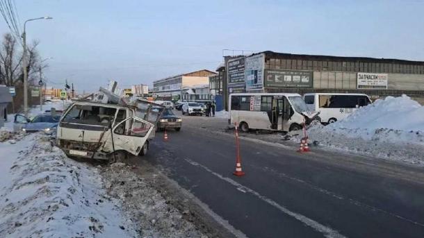 В Омске грузовик врезался в автобус с 18 пассажирами: пострадали трое