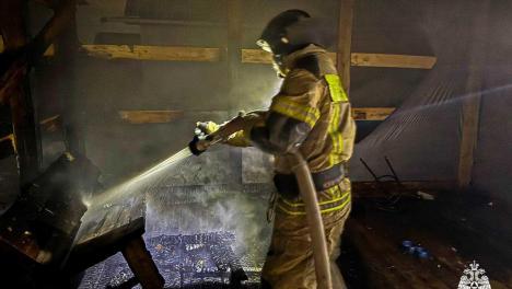 В Марьяновке Омской области спасатели вытащили мужчину с горящей веранды