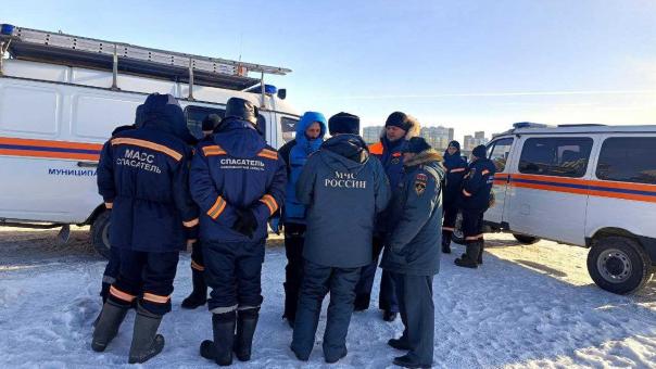 Поиски провалившейся под лёд девочки продолжаются: новосибирским спасателям пока не удалось найти тело