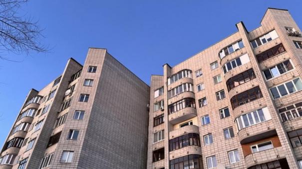 Спасатели уговорили мужчину не прыгать с 13-го этажа в Новосибирске