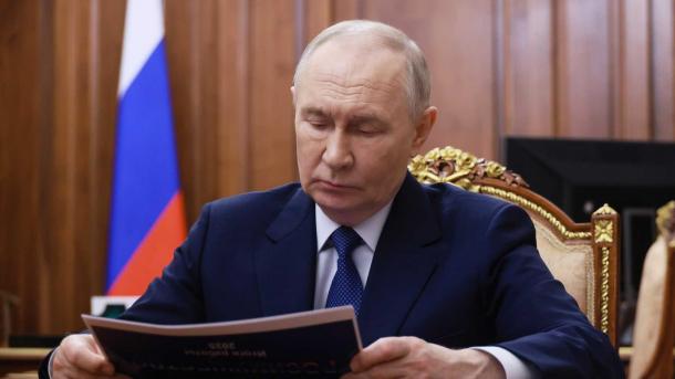 Президент Владимир Путин присвоил почётное звание омскому железнодорожнику