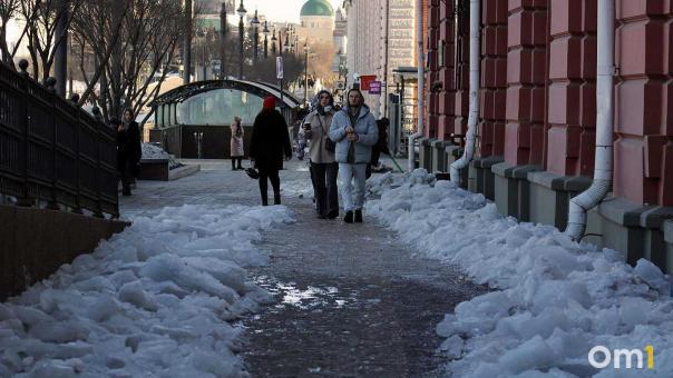 Омичам рассказали, куда звонить из-за разгула непогоды