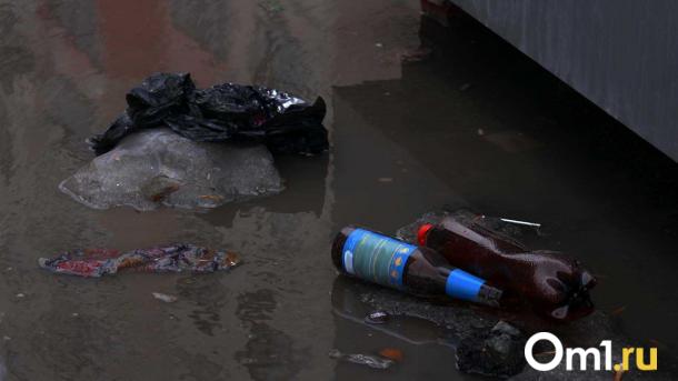 В Новосибирске бесхозный колодец заливает улицу Русскую нечистотами