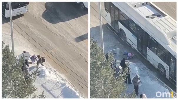 Девочка съехала под колёса автобуса из-за наледи на остановке в Новосибирске
