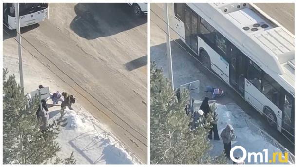 Девочка съехала под колёса автобуса из-за наледи на остановке в Новосибирске