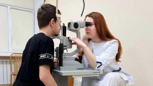 Подросток из Омска частично ослеп, повторив опасный эксперимент