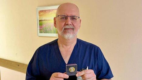 В Омске врач с 40-летним стажем получил нагрудный знак «Отличник здравоохранения»