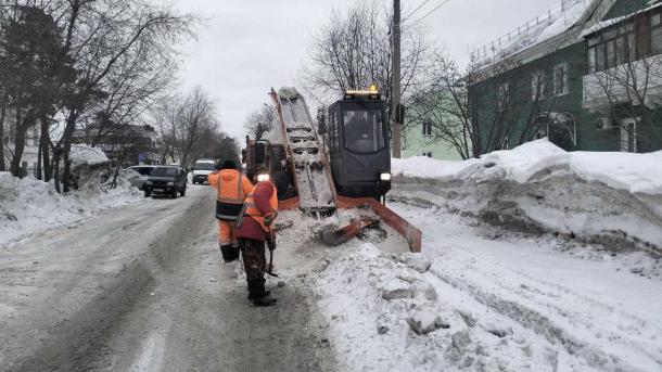 Более 1300 самосвалов вывезли снег с улиц Новосибирска за сутки