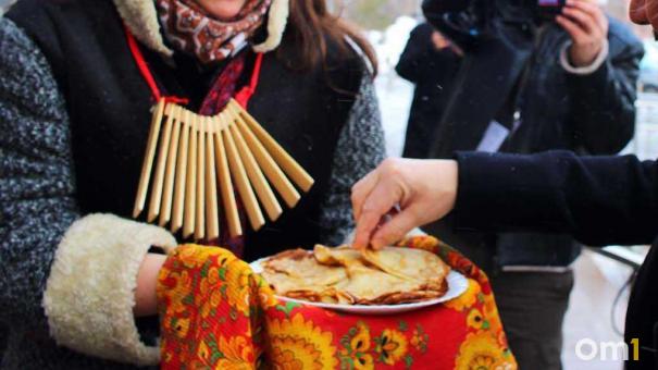 Омичам рассказали, где можно бесплатно поесть блинов на Масленицу