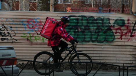 «Устроил перформанс»: курьер вытер грязь со скутера чужими письмами в подъезде многоэтажки в Новосибирске