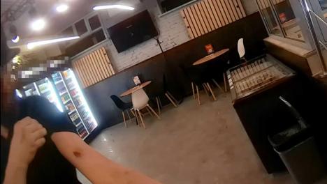 В Новосибирске девушка без причины напала на посетителя бара и прокусила ему руку