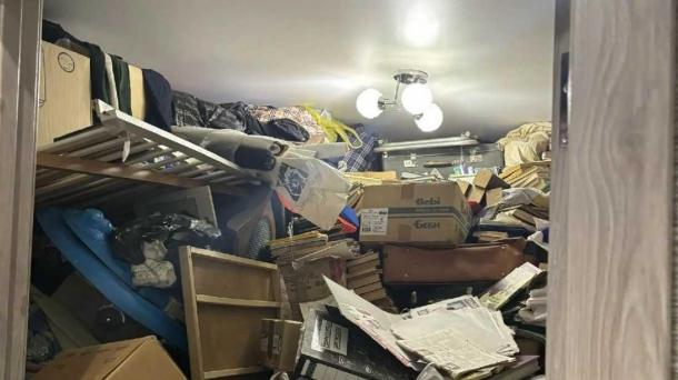 Пенсионер устроил в квартире свалку, лишь бы не впускать дочь-инвалида