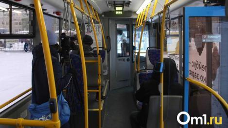 Омичи массово игнорируют один из видов оплаты в автобусах
