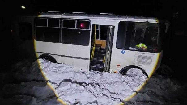 Две женщины пострадали в аварии с автобусом под Калачинском