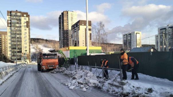 На уборку новосибирских улиц вышли более 580 единиц техники