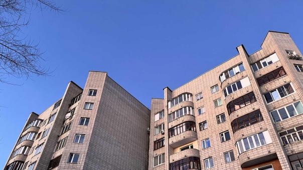 Новосибирцы жалуются на соседей-подростков, устроивших антисанитарию и поджог в квартире