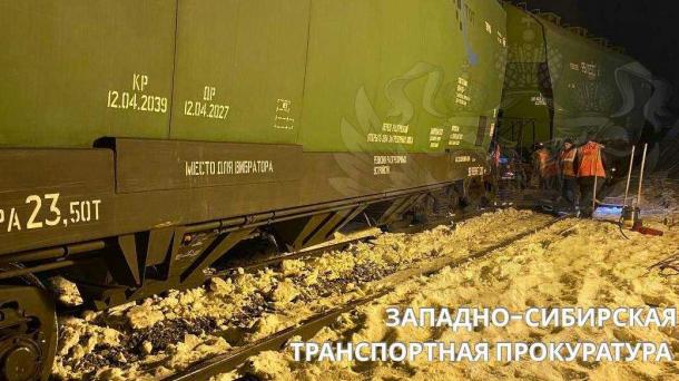 В Омске два грузовых вагона-зерновоза сошли с рельсов при маневрах