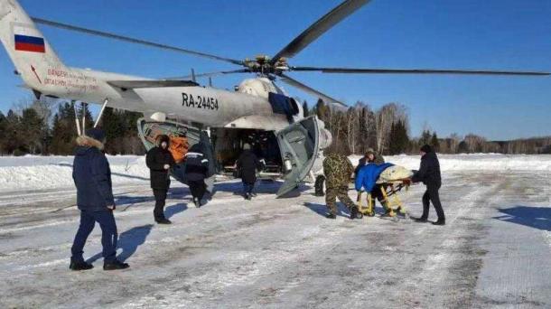 Жителя области эвакуировали в Омск на вертолёте после падения с крыши