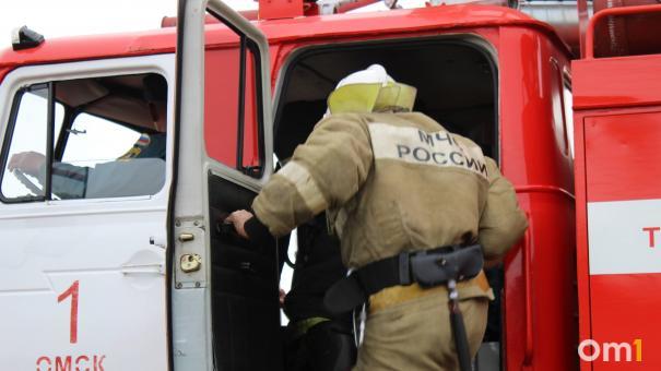 Пожар в Омске на улице Кемеровской: горела бытовка