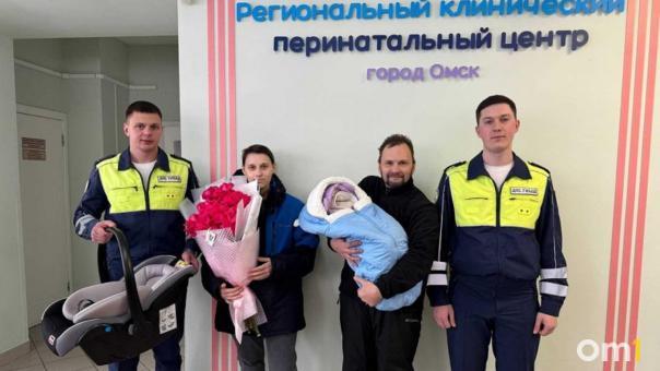 Инспекторы доставили омичку в роддом и подарили новорождённой автокресло