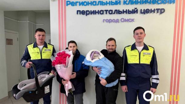 Инспекторы доставили омичку в роддом и подарили новорождённой автокресло